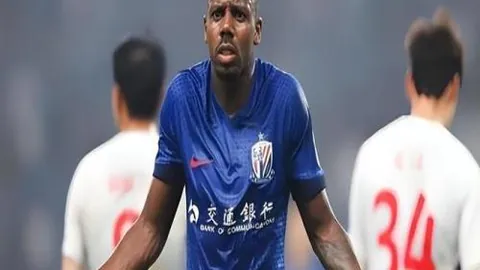 巴黎助教遭裁判种族歧视指控，球队集体罢赛以示抗议